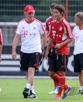 Fussball 1. Bundesliga:  Takashi Usami , Trainer Jupp Heynckes  (v. li., FC Bayern Muenchen)