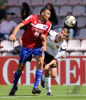 Fussball 3. Bundesliga : Marc Nygaard  (li, Unterhaching) gegen Ole Kittner (re, TuS Koblenz)