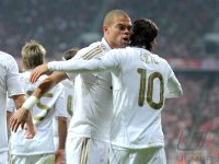 FUSSBALL INTERNATIONAL  CHL HALBFFINALE 11/12:  Pepe (li,) mit Mesut Oezil (Real Madrid)