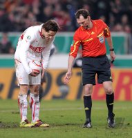 Fussball DFB Pokal 10/11 :  Christian Gentner (VfB Stuttgart) legt sich den Ball fuer den Elfmeter zurecht, neben Schiedsrichter Florian Meyer
