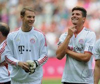 Fussball 1. Bundesliga 2011/2012: Neuer (FC Bayern Muenchen) und Gomez (FC Bayern Muenchen)