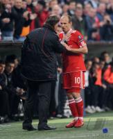 FUSSBALL  International CHL 09/10: Arjen Robben (FCB) nach seiner Auswechslung sauer auf Trainer Louis van Gaal (FCB)