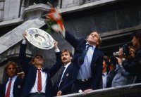 Fussball Meisterfeier FC Bayern 1985: Augenthaler mit Meisterschale