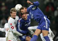 Fussball 1. Bundesliga: Gladbach - Schalke, Zweikampf