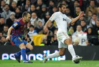 FUSSBALL International  COPA DEL REY  11/12:  Andres Iniesta (li, Barca) gegen Hamit Altintop (Real Madrid)