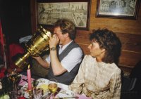 Fussball DFB Pokal Finale 1982: Rummenigge mit Pokal
