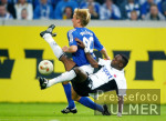 Fussball 1. Bundesliga: Schalke - Frankfurt, Zweikampf mit Moeller