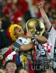 FUSSBALL Weltmeisterschaft JUBEL : Deutscher Fan mit Weltpokal