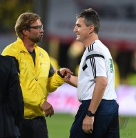 Fussball  1. Bundesliga  14/15: Schiedsrichter Knut Kircher und Trainer Klopp (Borussia Dortmund)