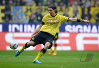 Fussball 1. Bundesliga, Saison 2011/2012: Neven Subotic (Borussia Dortmund) am Ball
