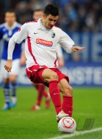 Fussball: 1. Bundesliga Saison 2010/2011: SC Freiburg, MUJDZA am Ball