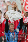 Fussball 1. Bundesliga  FC Bayern Muenchen bekommt die Meisterschale