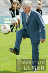 FUSSBALL DFB Pressekonferenz, Otto SCHILY am Ball