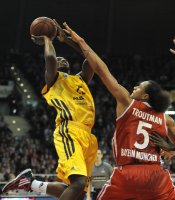 Basketball 1. Bundesliga 2011/2012:  Kyle Weaver (li, Alba Berlin) gegen Chevon Troutman (FC Bayern Muenchen)