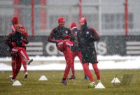 Fussball 1. Bundesliga: Rafinha, Luiz Gustavo, Arjen Robben (v. li., FC Bayern Muenchen)