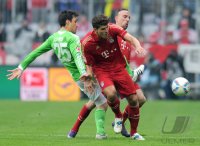 Fussball 1. Bundesliga, Saison 2011/2012: Ashkan Dejagah (li, VfL Wolfsburg) gegen Philipp Lahm (FC Bayern Muenchen)