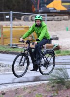 Oberbuergermeister Boris Palmer (Die Gruenen) im Regenwetter auf dem Rad