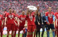 Fussball, 1. Bundesliga  Saison 13/14: Jubel FC Bayern Muenchen mit Schale