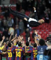 Fussball Champions League Finale 2011: Trainer Josep Guardiola (Barca) wird nach dem Sieg von der Mannschaft hoch geworfen