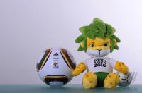 Fussball International  WM 2010  Maskottchen Zakumi und  Spielball Jabulani