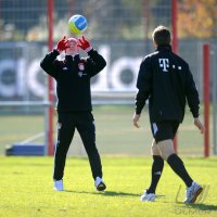 Fussball 1. Bundesliga: Bastian Schweinsteiger (FC Bayern Muenchen)  spielt Volleyball