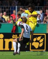 Fussball DFB Pokal : Patrick Owomoyela (re, BVB) gegen Soeren Halfar (li, Burghausen)
