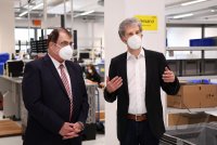 Uebergabe Corona-Schnelltests an Tuebingens Oberbuergermeister Palmer (Die Gruenen)