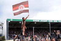 2. Fussball Bundesliga: JUBEL mit Fahne Deniz Naki (Pauli)