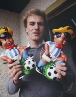 Fussball Homestory Rummenigge: Rummenigge mit WM Maskottchen