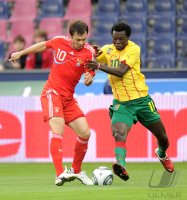 Fussball International Testspiel: Dibiyar Bilyaletdinov (li, Russland) gegen Vincent Aboubakar (re, Kamerun)
