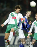Fussball 1. Bundesliga: Bremen - Rostock, Zweikampf