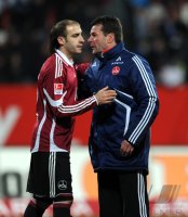 Fussball 1. Bundesliga :  Javier Pinola  mit Trainer Dieter Hecking (v.li., 1 FC Nuernberg)