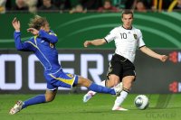 Fussball International EM 2012-Qualifikation: Anton Chiculin (li, Kasachstan) gegen Lukas PODOLSKI (re, Deutschland)