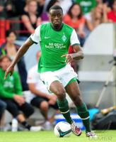 FUSSBALL, Bundesliga, SV Werder Bremen: SANOGO Einzelaktion