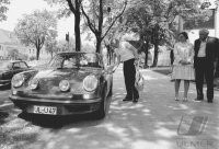 Fussball Bundesliga, Saison 1973/1974: Manager Uli Hoeness steht an einem Porsche