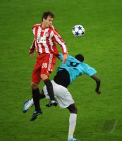 Fussball Champions League  Saison 2010/2011: Holger Badstuber (li, FC Bayern Muenchen) gegen Lacina Traore (re, CFR 1907 Cluj)