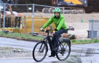 Oberbuergermeister Boris Palmer (Die Gruenen) im Regenwetter auf dem Rad