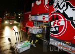 Fussball 2. Bundesliga: Koeln - Reutlingen, Zerschlagene Scheibe am Manschaftsbus