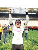 Fussball 1. Bundesliga :  Torwart Roman Weidenfeller (Borussia Dortmund) jubelt mit Schale