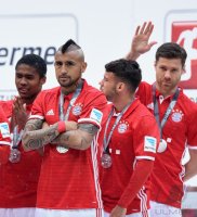 Fussball 1. Bundesliga Saison 15/16: Jubel FC Bayern Muenchen mit Schale