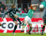 Fussball 1. Bundesliga: Bremen - Hannover, Zweikampf