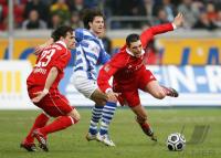 Fussball 1. Bundesliga: Duisburg - Bayern, Zweikampf