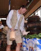 Fussball 2. Bundesliga : Benjamin Lauth und Alexander Ludwig zapfen Bier