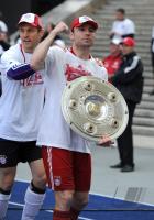 Fussball 1. Bundesliga: Mark van Bommel,Torwart Hans Joerg Butt (v. re., FCB)