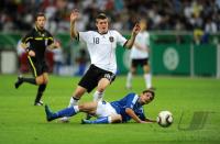 FUSSBALL INTERNATIONAL: Toni KROOS (li, Deutschland)  gegen Ermin ZEC (re, Bosnien)