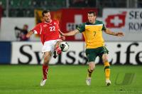 FUSSBALL NATIONALMANNSCHAFT: Xavier MARGAIRAZ (li, Schweiz) gegen Brett EMERTON (re, Australien)