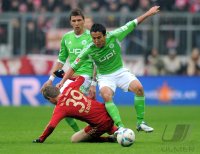 Fussball 1. Bundesliga, Saison 2011/2012: Toni Kroos (li, FC Bayern Muenchen) gegen Makoto Hasebe (VfL Wolfsburg)