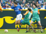 Fussball 1. Bundesliga: Schalke - Bremen, Zweikampf