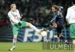 Fussball UCL: Bremen - Mailand, Zweikampf