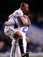 FUSSBALL  International CHL 09/10  : Samuel Eto'o , Eto  auf Marco Materazzi (Inter)
